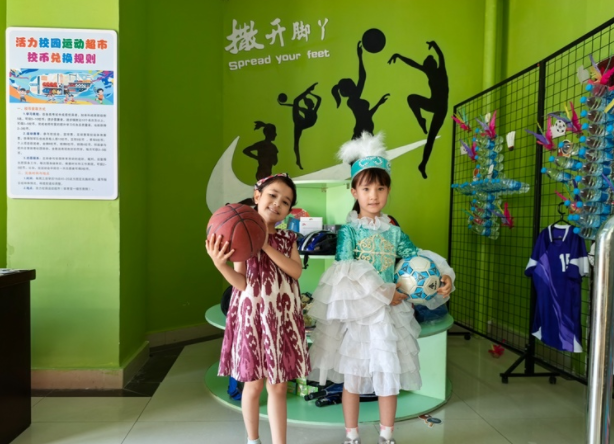 与学校教育深度交融在篮球教练正带着孩子们练习上篮与传球 与学校教育深度交融在篮球教练正带着孩子们练习上篮与传球