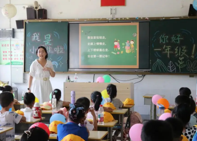 一年级新生在老师带领下以做游戏的方式敞开了崭新的校园生活 一年级新生在老师带领下以做游戏的方式敞开了崭新的校园生活